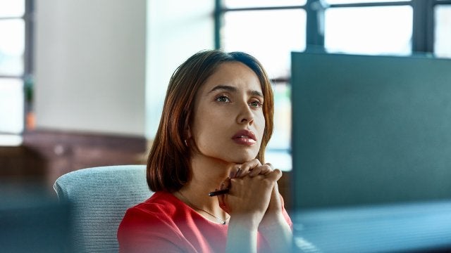 Profesional analizando información en computadora para tomar decisiones sobre viajes corporativos