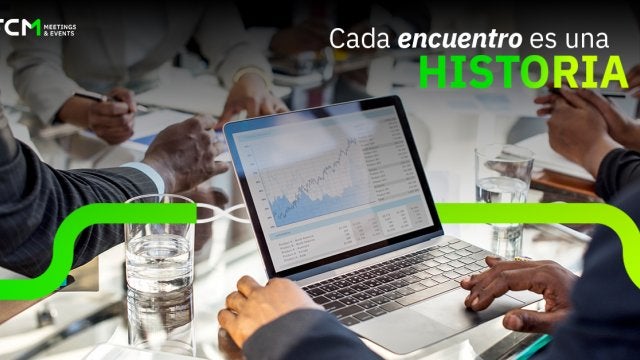 Equipo ejecutivo revisando el presupuesto de eventos corporativos durante una reunión de planeación.