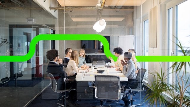 Colaboradores interactúan durante un evento interno corporativo.