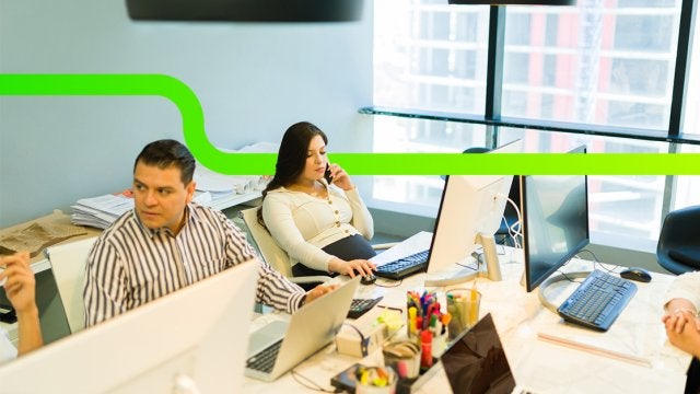 Equipo corporativo analiza información crítica y coordina acciones ante una situación que requiere atención inmediata durante la planeación de un evento.