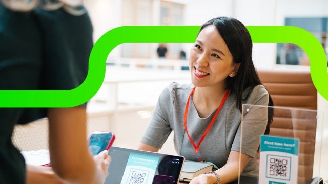 Interacción entre organizadores y asistentes al cierre de un evento corporativo, reflejando relaciones, experiencia y valor generado.