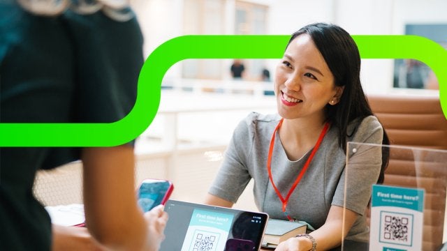 Interacción entre organizadores y asistentes al cierre de un evento corporativo, reflejando relaciones, experiencia y valor generado.