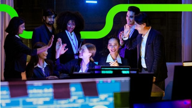 Evento corporativo con asistentes y producción durante una experiencia presencial sostenible.