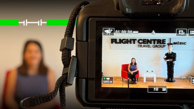 Mujer participando en entrevista de liderazgo en oficinas de Flight Centre Travel Group grabada en cámara profesional