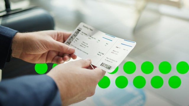 Persona revisando un pase de abordar en un aeropuerto, simbolizando que el costo del viaje va más allá del precio del boleto.