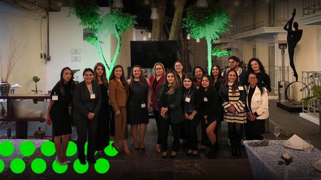 Equipo de FCM Meetings & Events y asistentes corporativos reunidos en el patio del Presidente Intercontinental Puebla durante una experiencia gastronómica.