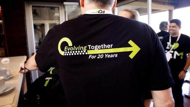 Persona de espalada con playera evolving together