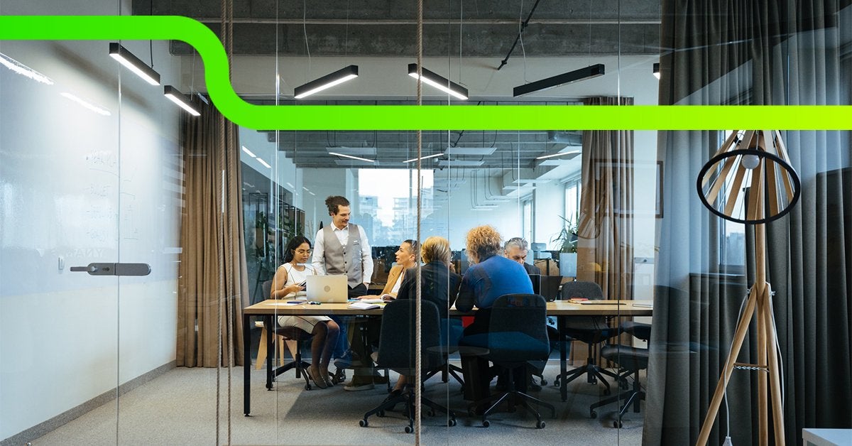 Equipo directivo reunido en sala de juntas corporativa analizando estrategia de negocio.