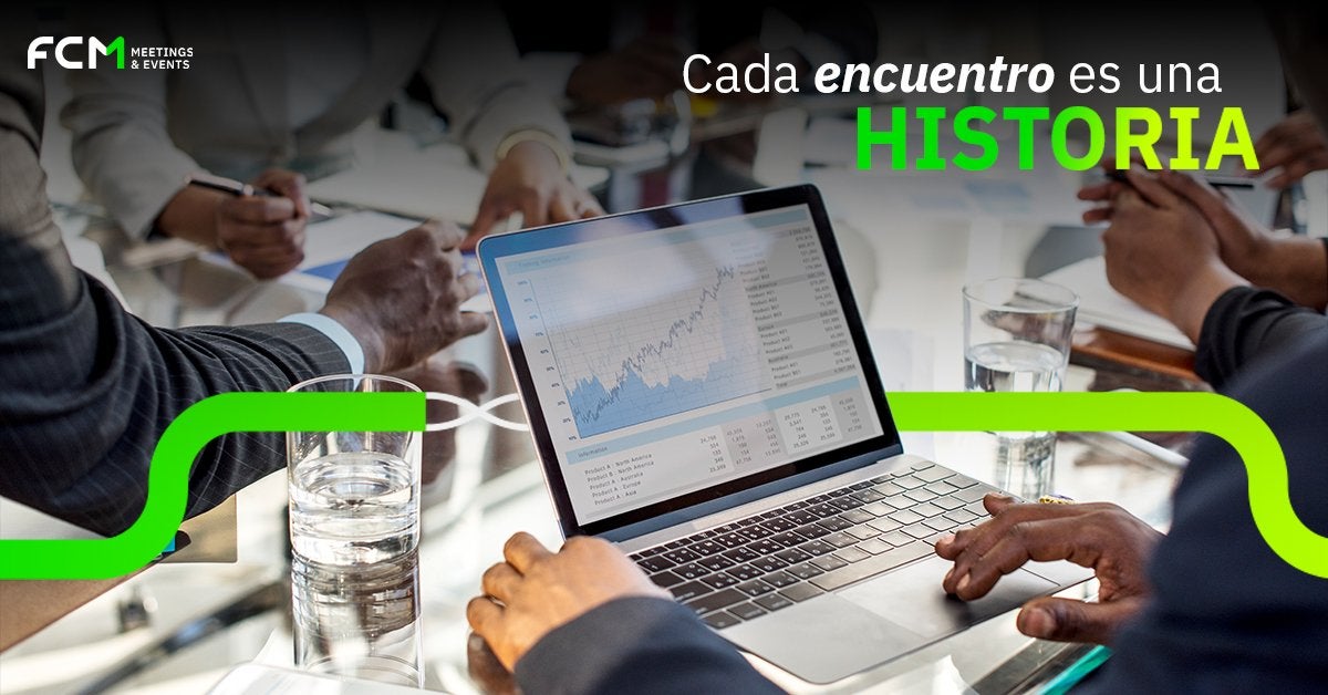 Equipo ejecutivo revisando el presupuesto de eventos corporativos durante una reunión de planeación.