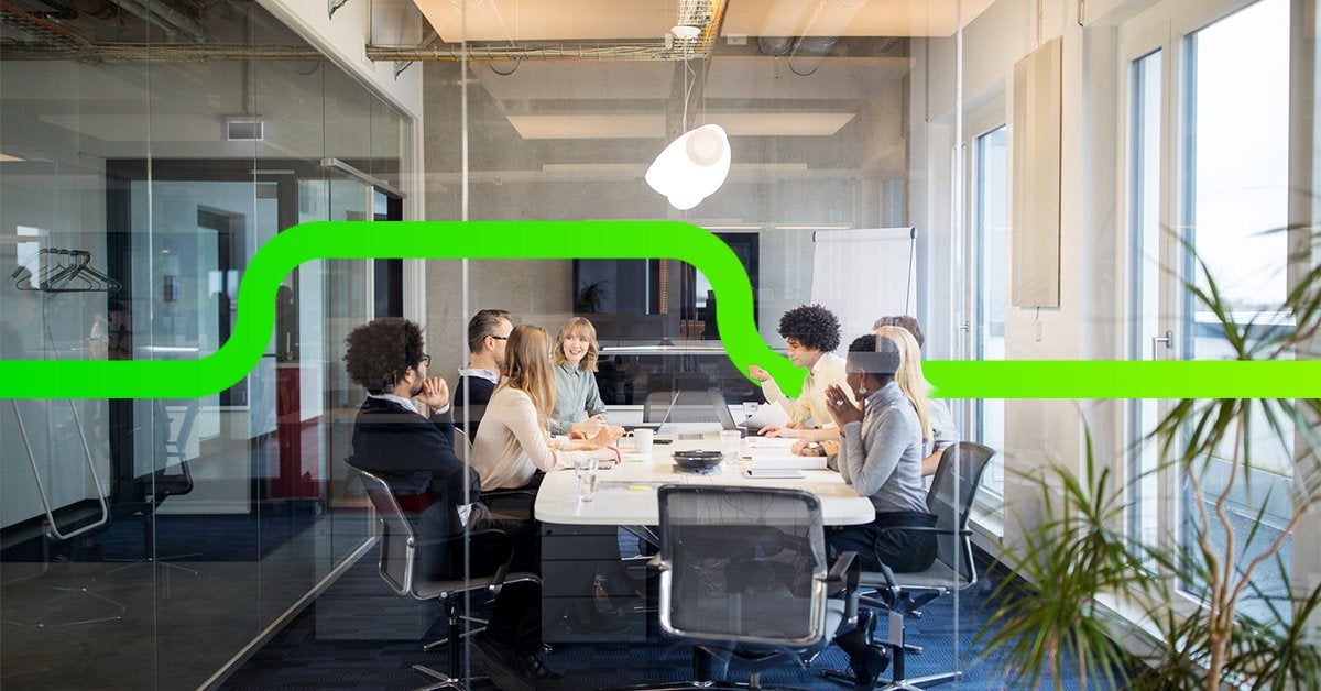 Colaboradores interactúan durante un evento interno corporativo.
