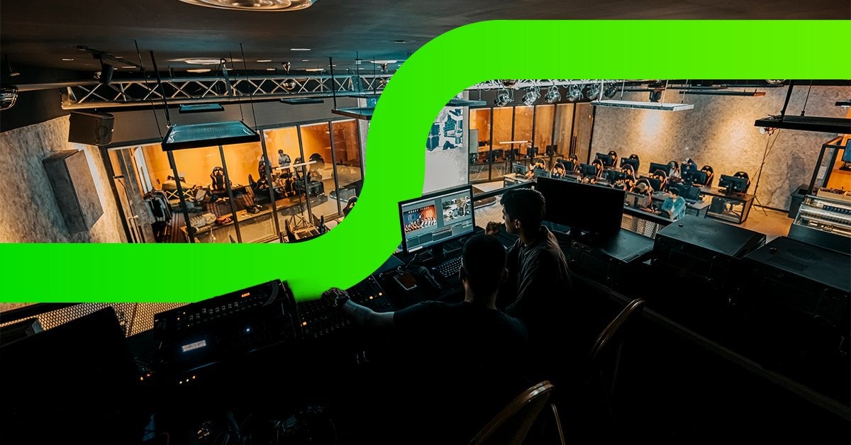 Centro de control audiovisual supervisando un evento corporativo con múltiples pantallas, equipo técnico y vista panorámica del recinto en operación.