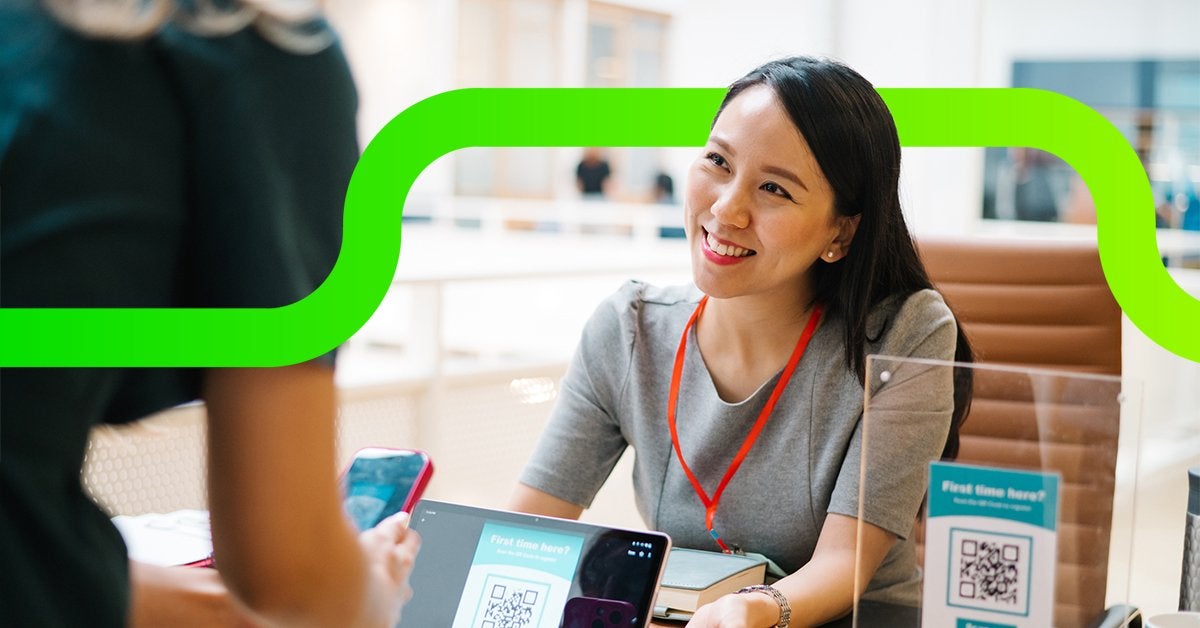 Interacción entre organizadores y asistentes al cierre de un evento corporativo, reflejando relaciones, experiencia y valor generado.