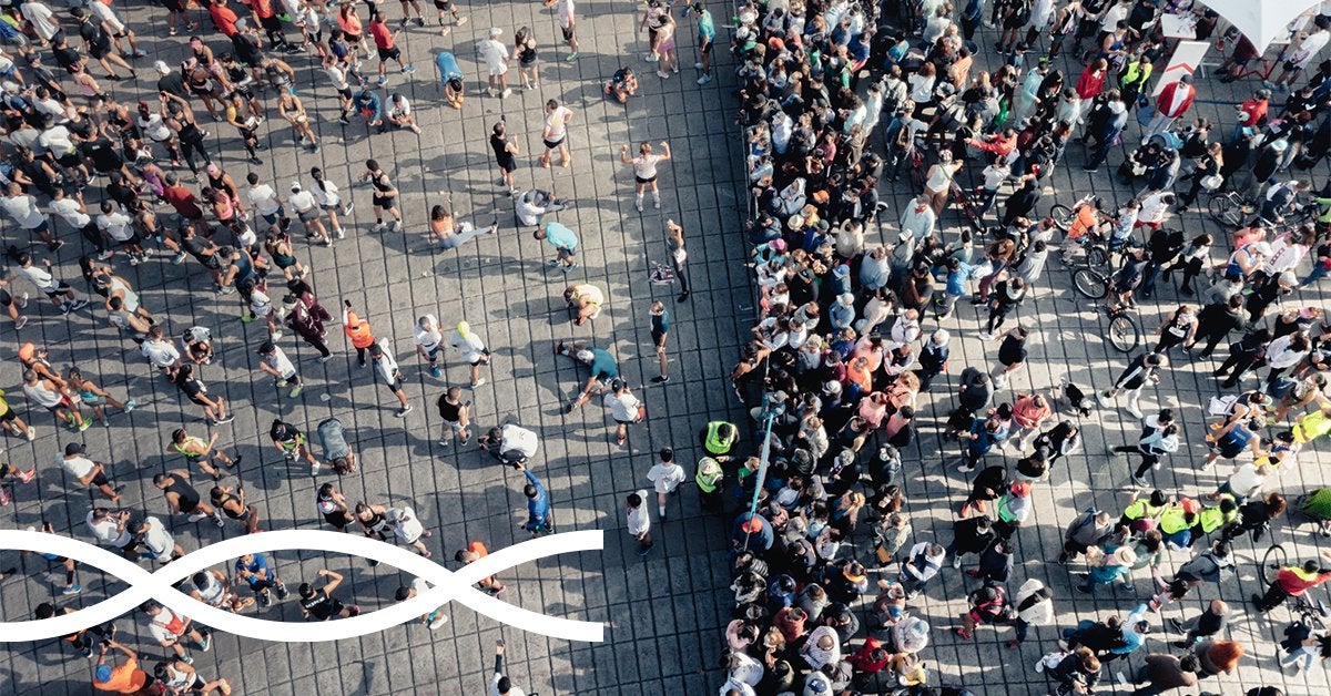 Multitud de personas vista desde arriba en un evento masivo, representando la falta de visibilidad y trazabilidad en la gestión de eventos corporativos del sector MICE.