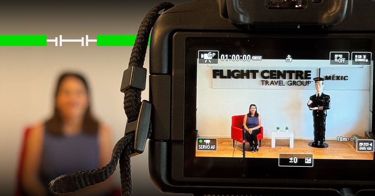 Mujer participando en entrevista de liderazgo en oficinas de Flight Centre Travel Group grabada en cámara profesional
