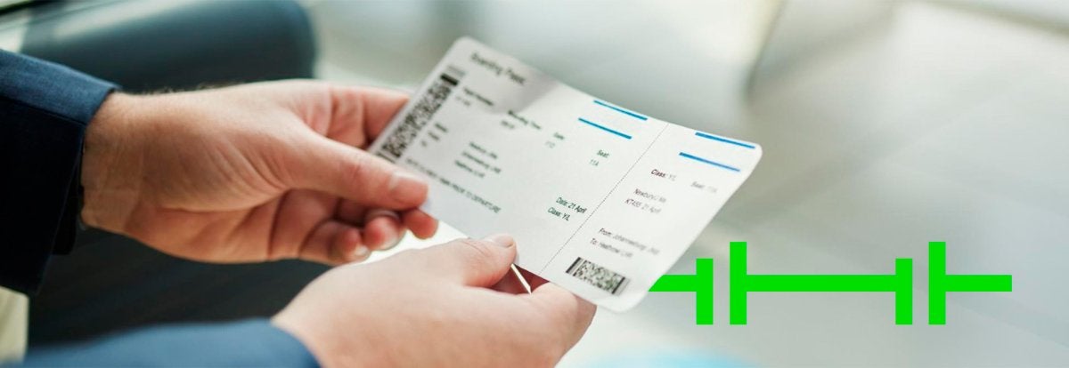 Persona revisando un pase de abordar en un aeropuerto, simbolizando que el costo del viaje va más allá del precio del boleto.