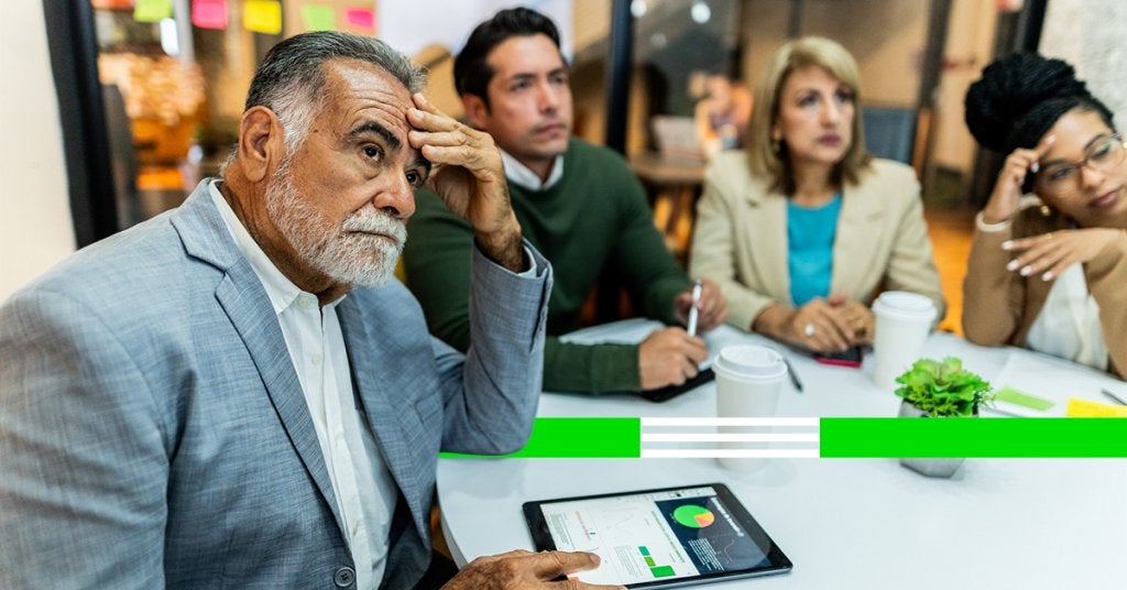 Equipo analizando información de viajes corporativos con incertidumbre