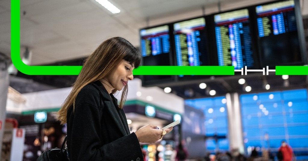 Equipo corporativo analiza información de viajes internacionales durante una reunión estratégica para la gestión y protección de viajeros de negocios.