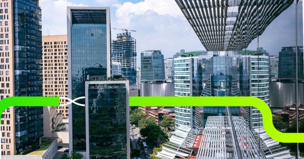 Vista panorámica de un distrito corporativo con edificios de vidrio y arquitectura moderna, representando operaciones empresariales y gestión estratégica.