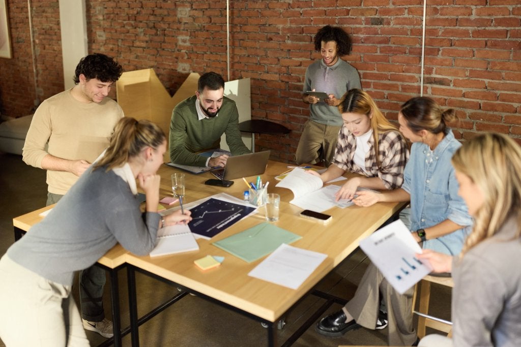 Equipo de trabajo revisa documentos e información antes de iniciar un proceso de evaluación de proveedores.