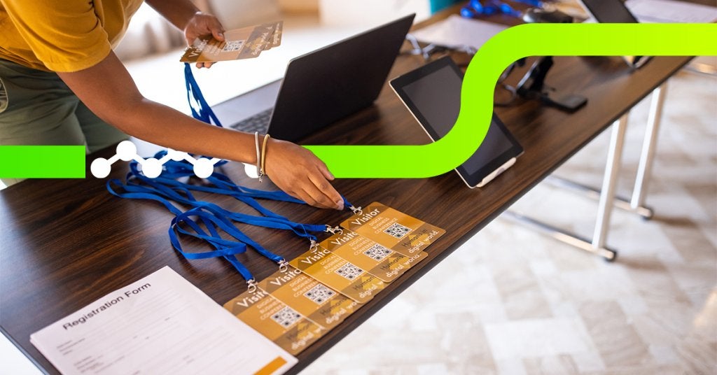 Proceso de registro en evento corporativo con acreditaciones, tabletas y control digital para una experiencia eficiente del asistente.