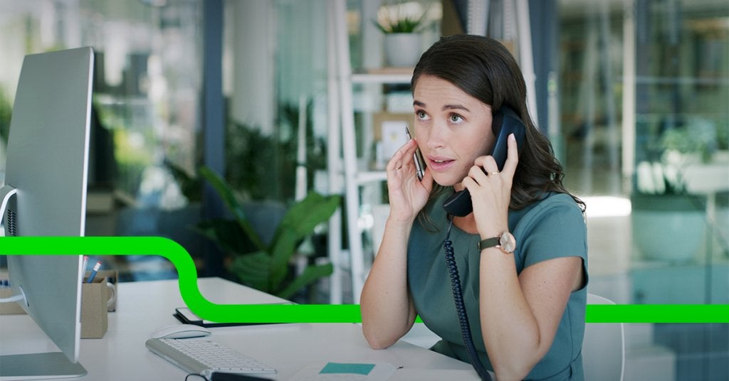 Colaboradora gestionando reservas de viajes corporativos