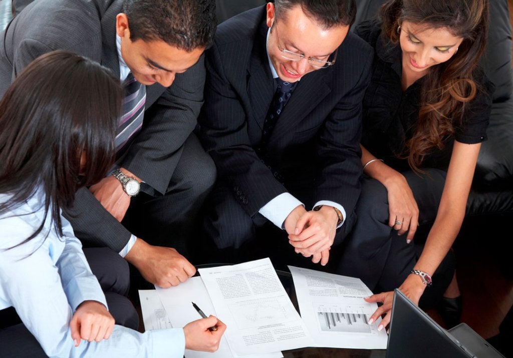 Equipo de trabajo analizando cifras y partidas del presupuesto anual de eventos corporativos