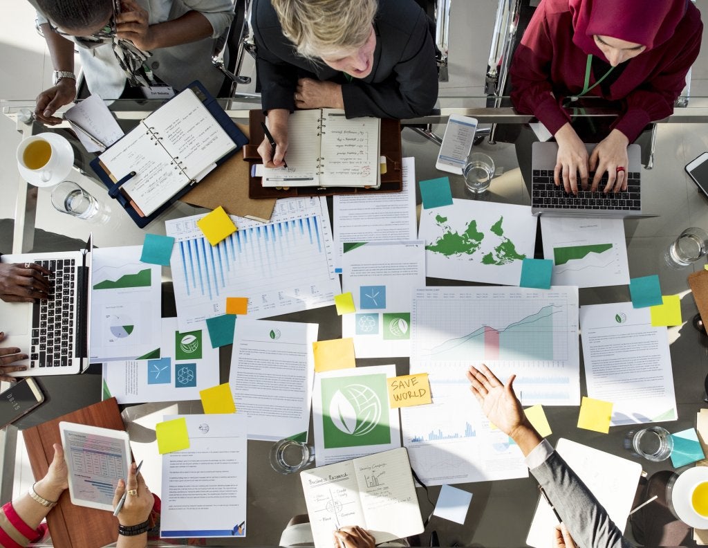 Equipo organizador revisando datos y plataformas durante la planeación de un evento corporativo.