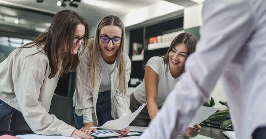 equipo corporativo revisando datos de sostenibilidad y emisiones asociados a eventos empresariales.