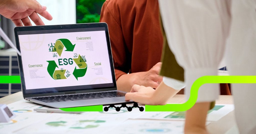 Profesionales analizando indicadores ESG en una computadora portátil durante una sesión de planeación estratégica. 