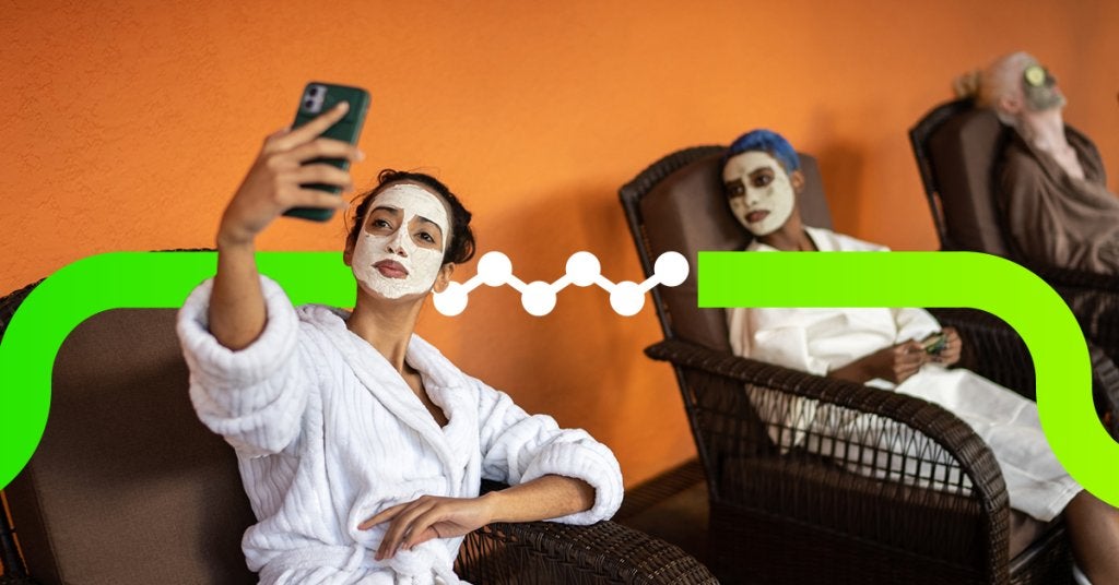 Viajeros corporativos equilibrando bienestar y productividad en un entorno de lujo consciente.