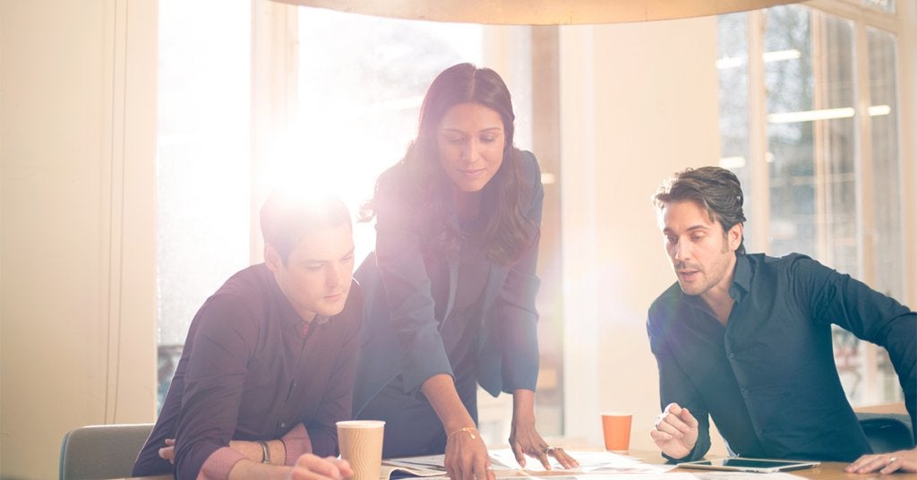 Equipo multidisciplinario revisa planes, documentos y escenarios para anticipar posibles contingencias antes de un evento corporativo.