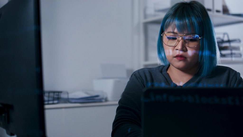 Profesional revisando reportes y datos de gastos en viajes corporativos en pantalla