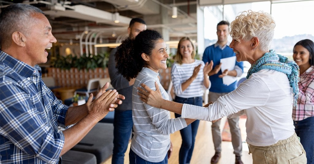 Colaboradores participan en una dinámica durante un evento corporativo interno.