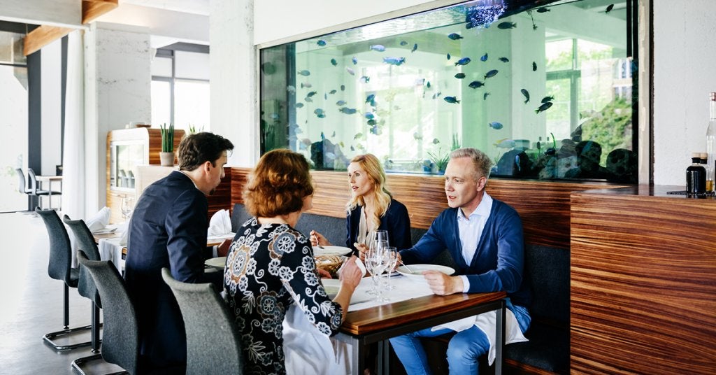 Colaboradora recibe un reconocimiento durante un evento corporativo.