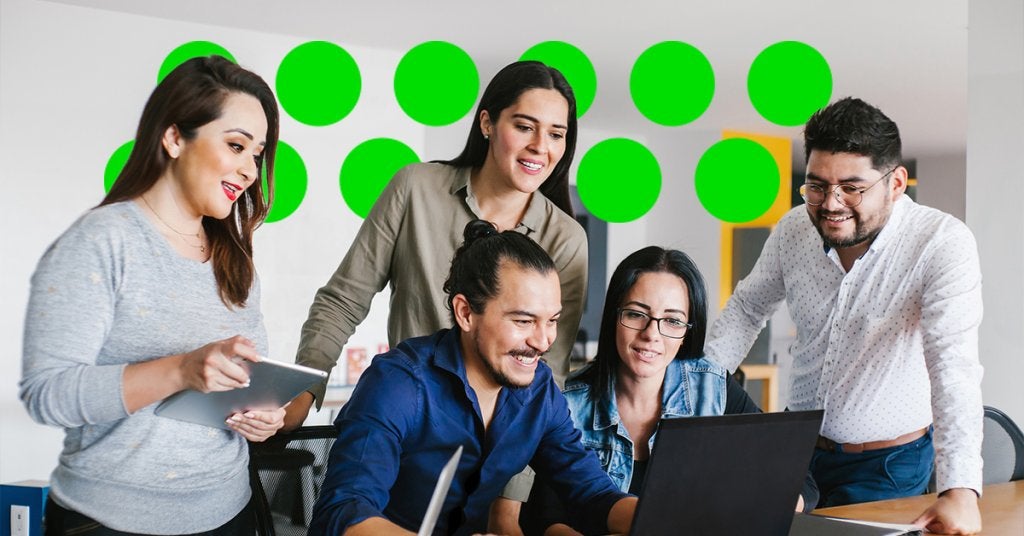 Equipo colaborando en la gestión estratégica  de viajes corporativos
