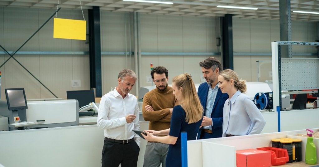 Profesionales analizan información técnica dentro de una instalación de manufactura avanzada.