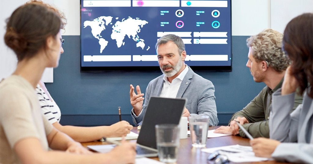 Equipo de gestión monitorea información global de viajeros y operaciones mediante herramientas digitales para anticipar riesgos y tomar decisiones oportunas.