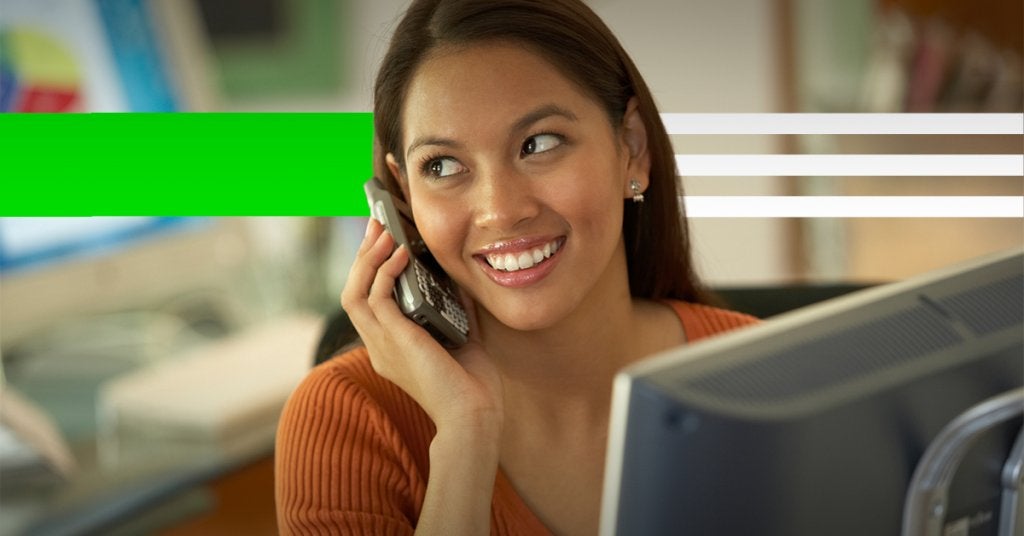 Profesional utilizando herramientas digitales para gestionar viajes corporativos