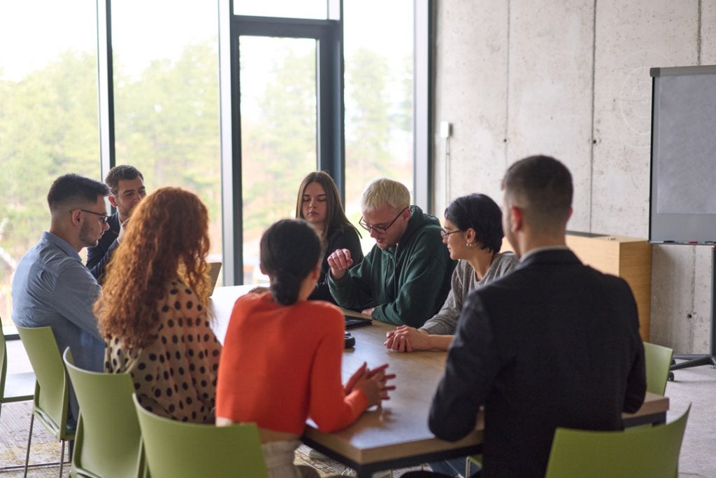 Equipo corporativo reunido para evaluar la planeación y estrategia de su programa de eventos.
