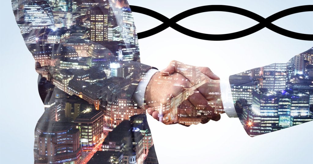 Directivos revisando resultados de eventos MICE exitosos diseñados por FCM Meetings & Events.