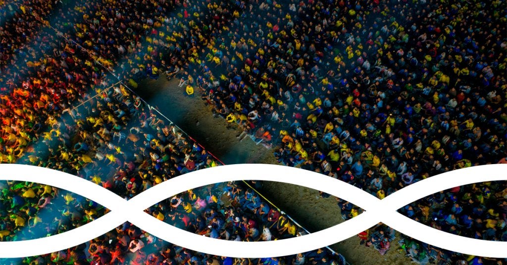 Asistentes reunidos en un evento corporativo de gran escala, representando el inicio del Attendee Journey y la experiencia integral del participante.