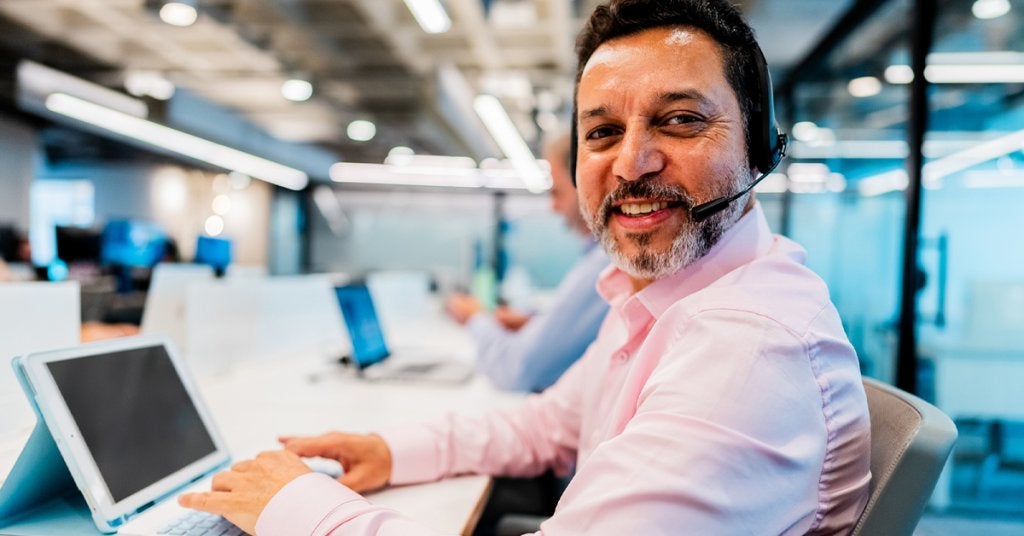 Equipo de gestión monitorea información global de viajeros y operaciones mediante herramientas digitales para anticipar riesgos y tomar decisiones oportunas.