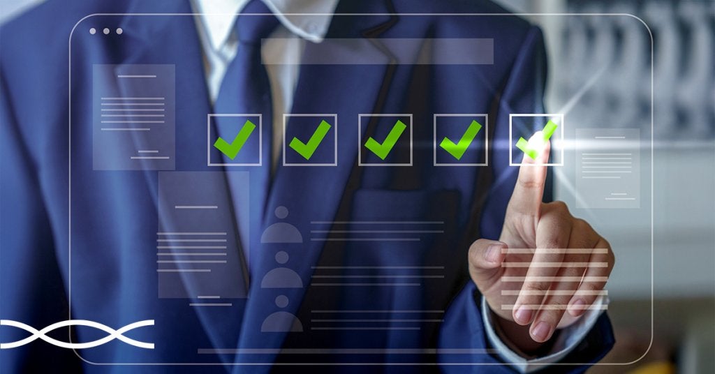Ejecutivo seleccionando elementos aprobados en una interfaz digital con íconos de verificación, reflejando control, cumplimiento y estandarización del proceso.