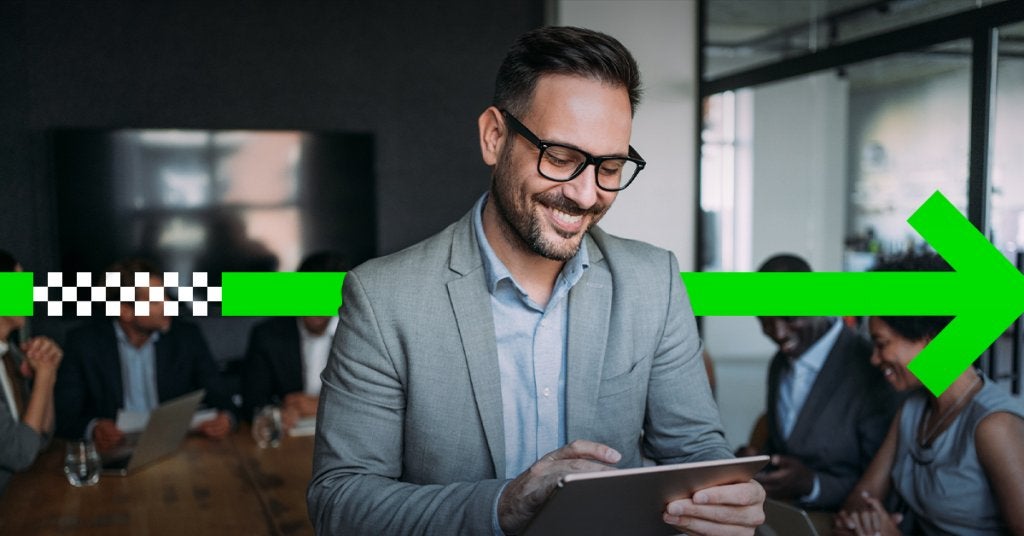 Equipo corporativo tomando decisiones estratégicas con datos en tiempo real
