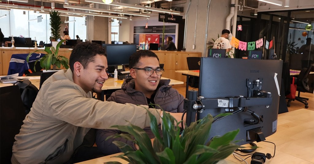 Profesionales colaborando en la planeación estratégica de programas y experiencias corporativas.