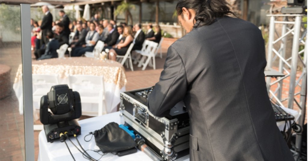  Equipo coordinando el montaje y la producción de un evento corporativo. 