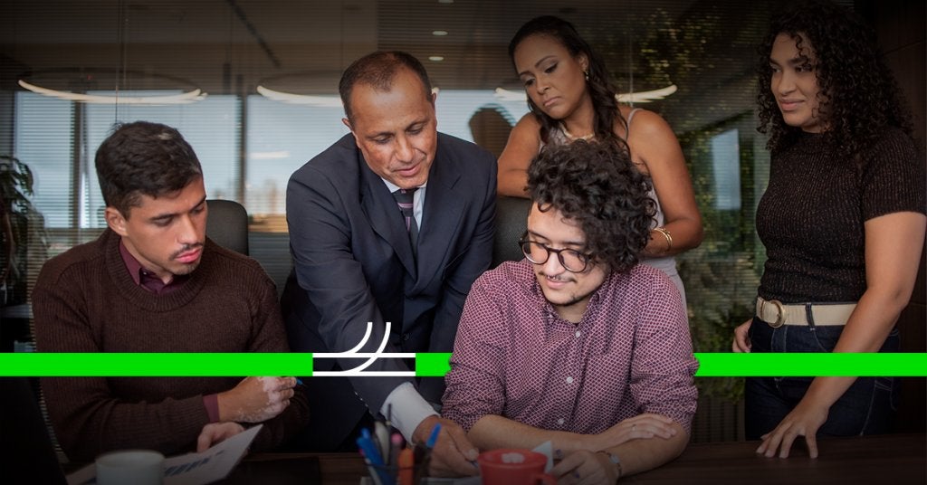 Equipo ejecutivo revisando estrategias de prevención y gestión de riesgo con datos en tiempo real.