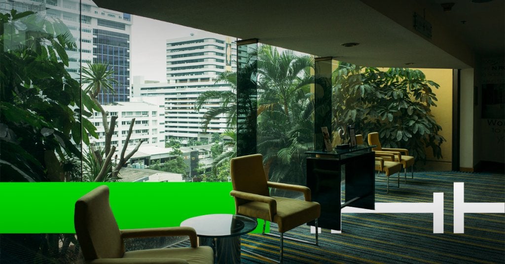 Área tranquila con vista urbana que favorece la reflexión, la claridad mental y la toma de decisiones en viajes corporativos.