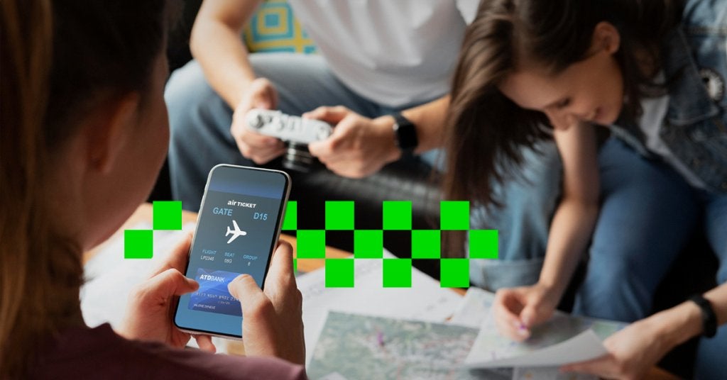 Persona revisando un pase de abordar digital mientras un equipo analiza documentos, ilustrando cómo la tecnología facilita la gestión y el control de viajes.