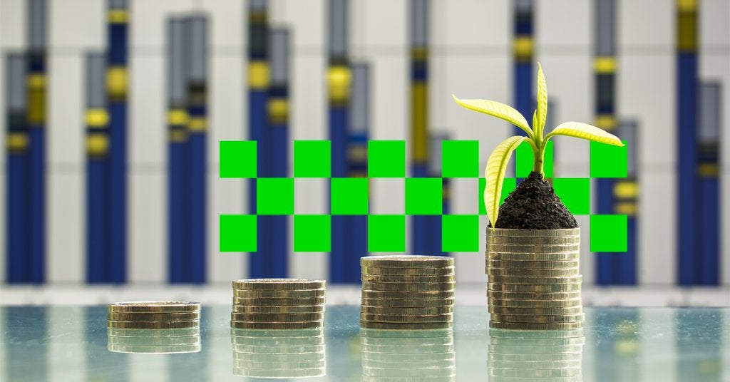 Varias columnas de monedas mostrando crecimiento gradual, simbolizando cómo una política de viajes bien estructurada optimiza el gasto corporativo.